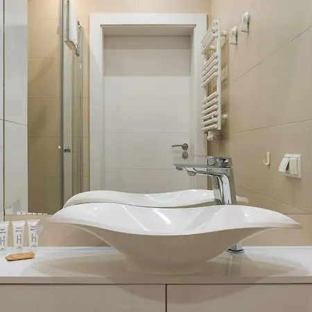 Chocimska Urban Peace By Bookinghost ורשה
